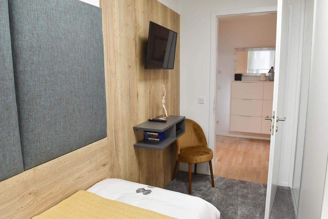 Apartment Astra Urban Garden Apartment, 2 Garage Parking Spaces *